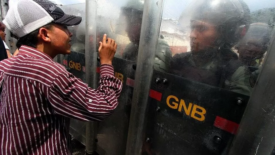 Policía antimotines lucha contra manifestantes de la oposición. (Vía: AFP)