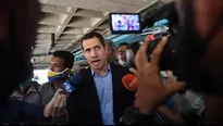 Juan Guaidó aparece en la puerta de su casa tras denuncia de posible detención. Foto referencial: AFP