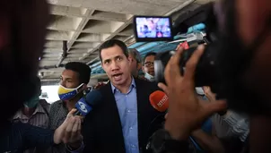 Juan Guaidó aparece en la puerta de su casa tras denuncia de posible detención. Foto referencial: AFP