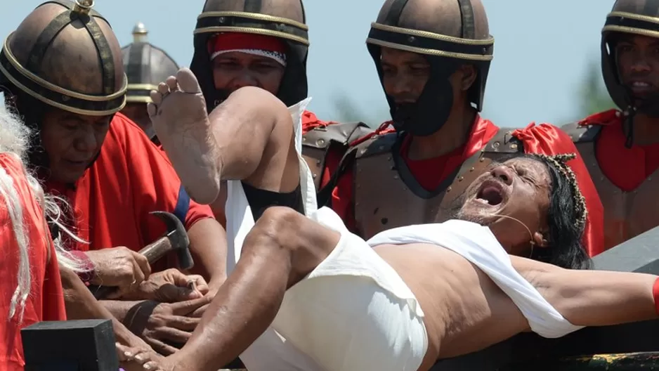 Viernes Santo en Filipinas: Media docena de devotos emulan a Jesucristo