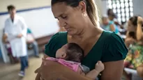 Madre carga a su bebé con microcefalia. (Vía: AFP)