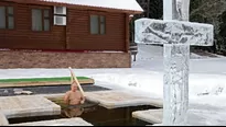 Vladimir Putin se baña en agua helada para celebrar la Epifanía ortodoxa pese a la COVID-19. Foto: AFP