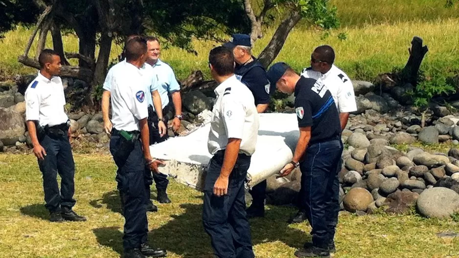 El descubrimiento de la pieza gener&oacute; sentimientos encontrados entre los allegados de las 239 desaparecidas con el Boeing 777. (V&iacute;a: AFP)