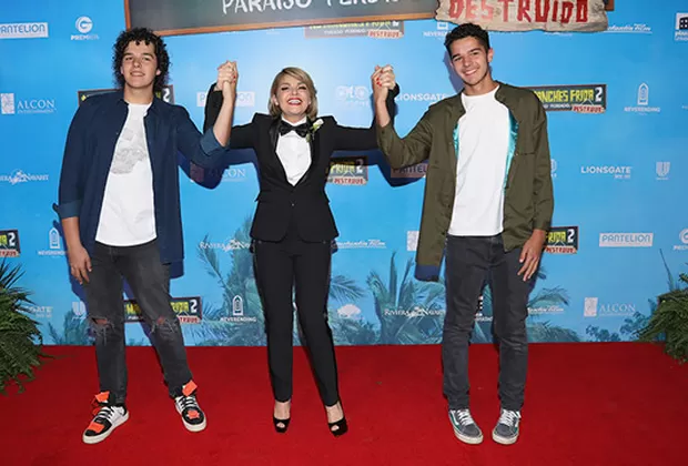 Itatí Cantoral reapareció flanqueada por sus mellizos con Eduardo Santamarina