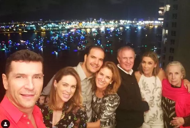 Jacky Bracamontes posa por primera vez con sus mellizas Emilia y Paula