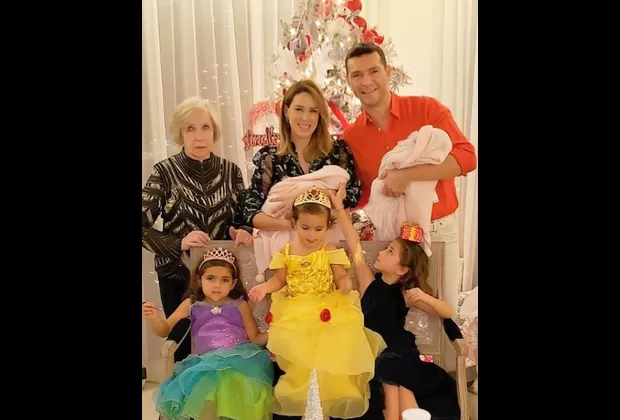 Jacky Bracamontes posa por primera vez con sus mellizas Emilia y Paula