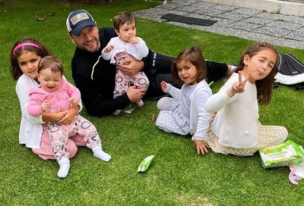 Jacky Bracamontes revela foto de su niñez y sorprende con gran parecido a sus hijas
