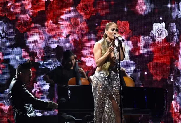 Jennifer López se robó las miradas por su escote en los Premios Billboard 