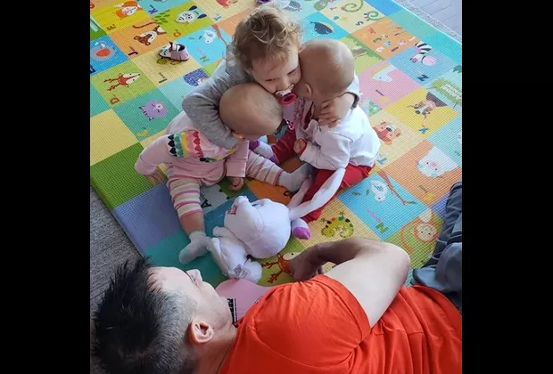 Jessica Tapia comparte tierna imagen de su hija Lima y sus mellizas Ava y Briana