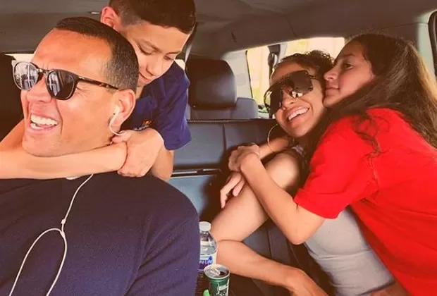 JLo muestra lo grande que están sus hijos en estas fotografías junto a A-Rod