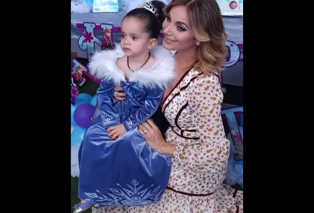 Jorge Salinas: su hija Máxima y su esposa Elizabeth posan juntas en tierna imagen