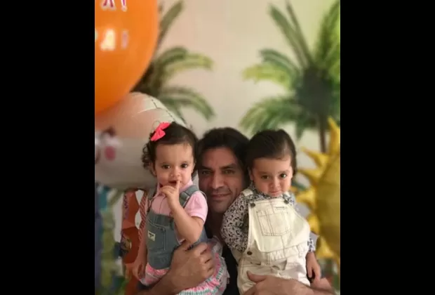 Jorge Salinas y sus mellizos por el Día del padre