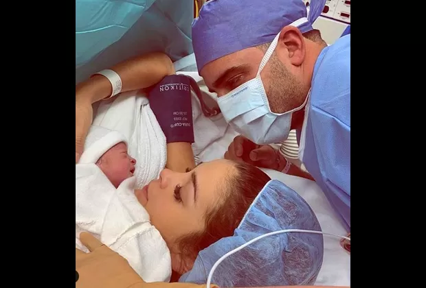 Laura Spoya dio a luz a su bebé y esta es su primera fotografía