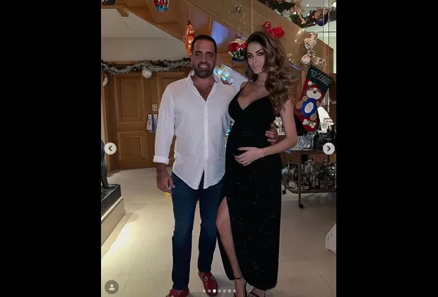 Laura Spoya lució su 'pancita' en cena navideña a pocas semanas de dar a luz 