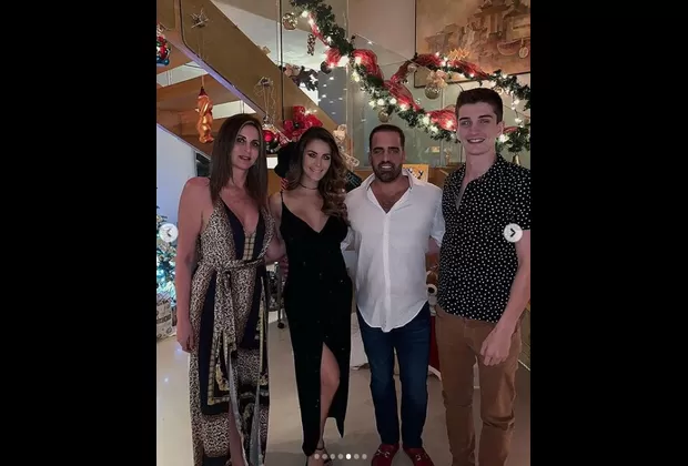 Laura Spoya lució su 'pancita' en cena navideña a pocas semanas de dar a luz 