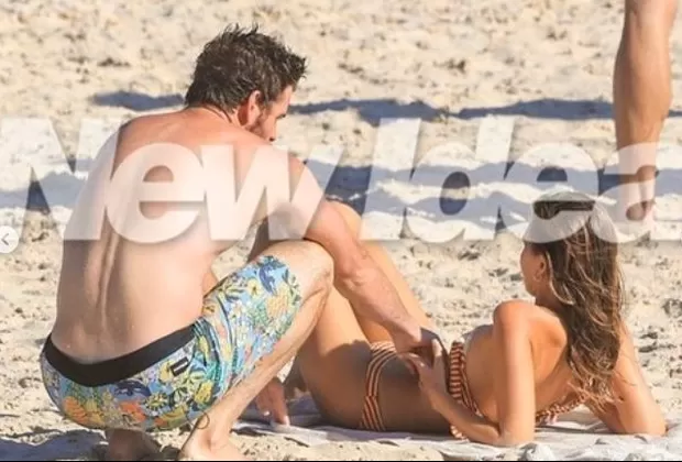 Liam Hemsworth y Gabriella Brooks confirman su romance con fotos en la playa