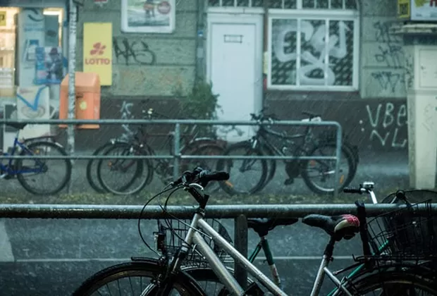 manejar bicicleta en lluvia