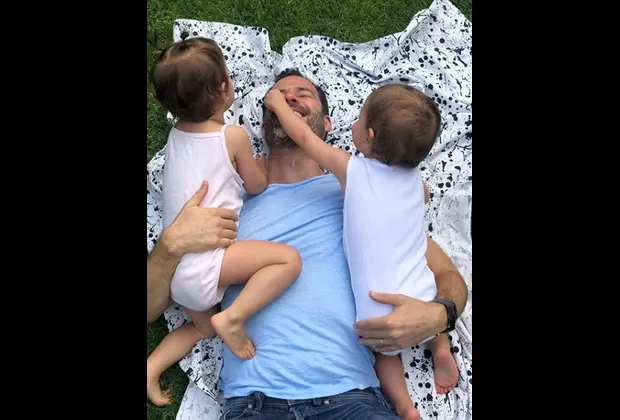 Ludwika Paleta revela primera foto de su esposo Carlos Salinas junto a sus mellizos