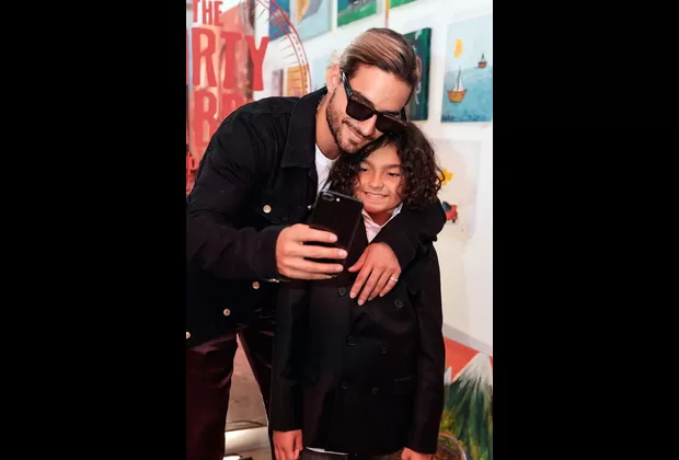 Maluma apareció en galería de arte de Miami para apoyar a su sobrino