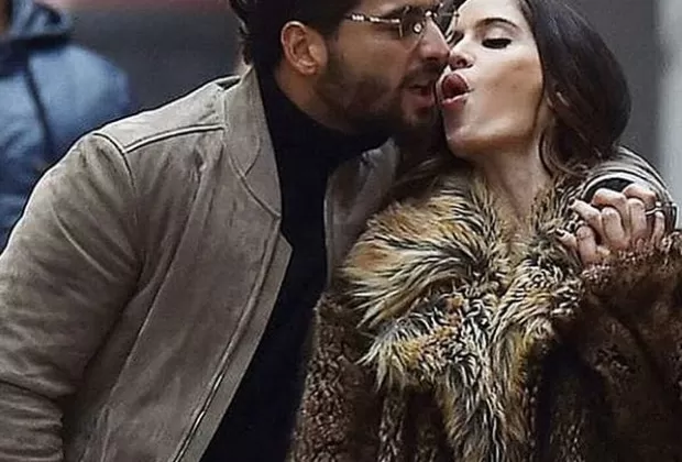 Maluma y modelo de 'Felices los 4'