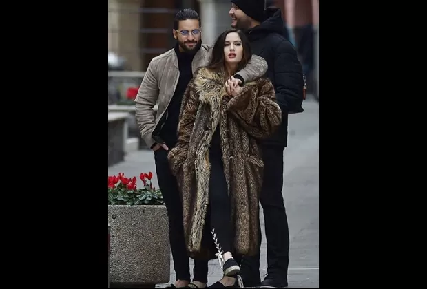 Maluma y modelo de 'Felices los 4'