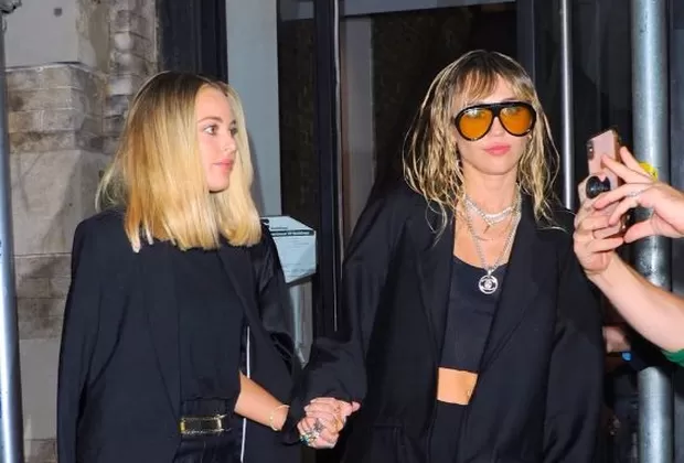 Miley Cyrus confirma romance con Kaitlynn Carter con estas fotos