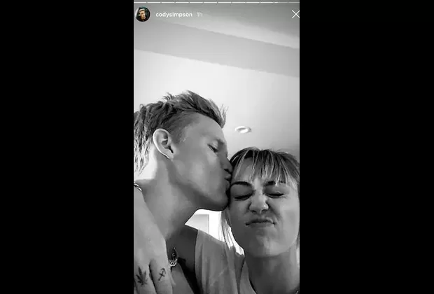 ¿Miley Cyrus inició romance con cantante Cody Simpson?