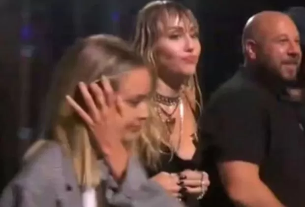Miley Cyrus recibió tierno gesto de Kaitlynn Carter antes de cantar en los MTV VMAs 2019