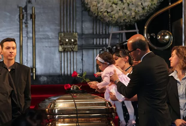 Nieta de José José enternece a fans durante funeral del cantante 