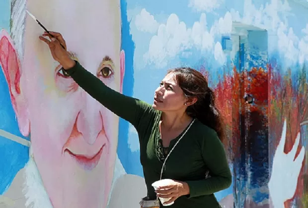 Papa Francisco: artistas de Bellas Artes pintan un mural por su visita