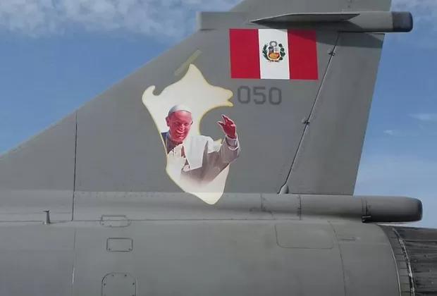 Papa Francisco: video muestra cómo 2 naves de guerra escoltaron el avión del santo padre