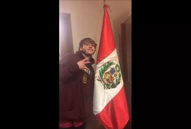 Paulo Londra ya se encuentra en Lima y se luce con bandera peruana