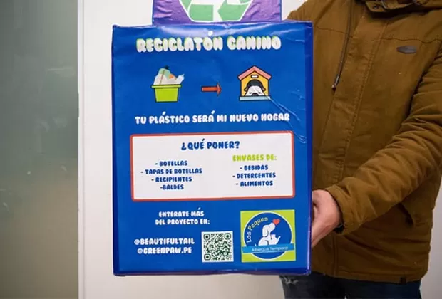 Plaquitas para mascotas hechas con material reciclado