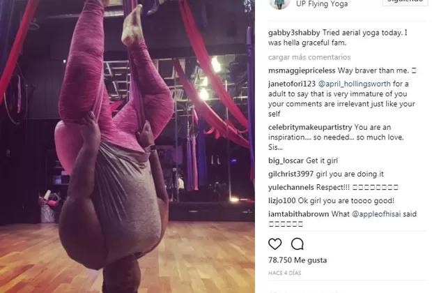 Actriz de 'Precious' practica yoga aéreo y sorprende a seguidores