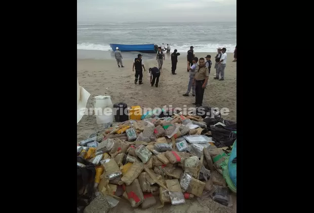 Punta Hermosa: hallan lancha varada con paquetes de droga en playa Blanca