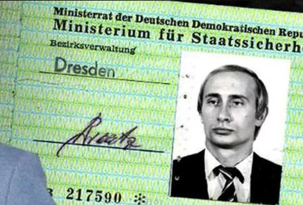 Putin: revelan carné del mandatario expedido por la policía secreta de Alemania Oriental