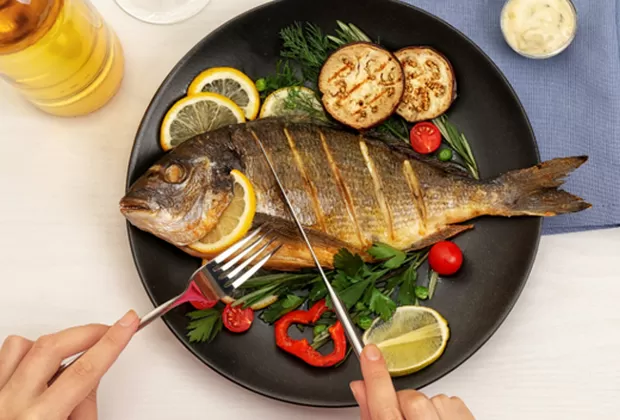 Qué hacer si te atoras con una espina de pescado