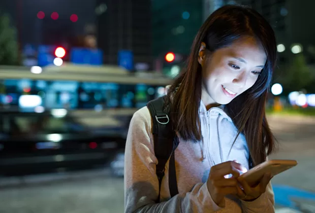 ¿Qué le pasa a tus ojos cuando estás largas horas frente al celular?
