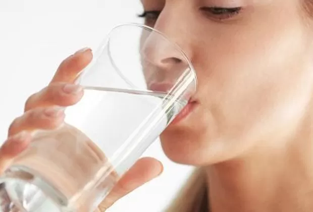 Beneficios de tomar agua en ayunos para la piel