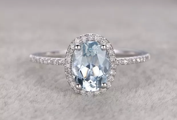 anillo con piedra aguamarina