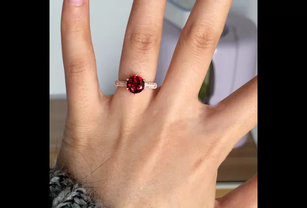 anillo con piedra granate