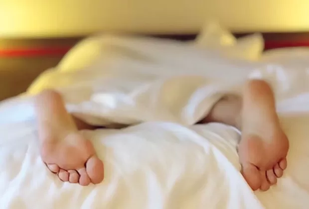 por que sacas tus pies al dormir
