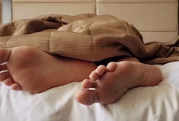 que significa dormir con los pies afuera