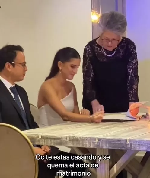 La mujer estaba feliz mientras firmaba su acta de matrimonio / TikTok 