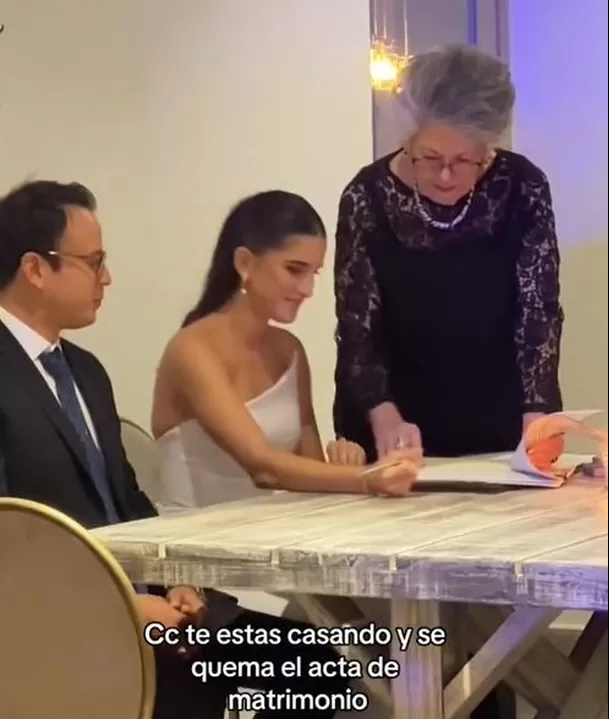 La mujer estaba feliz mientras firmaba su acta de matrimonio / TikTok 