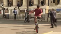 Las acrobacias con una pierna de un colombiano en París. Video: AFP