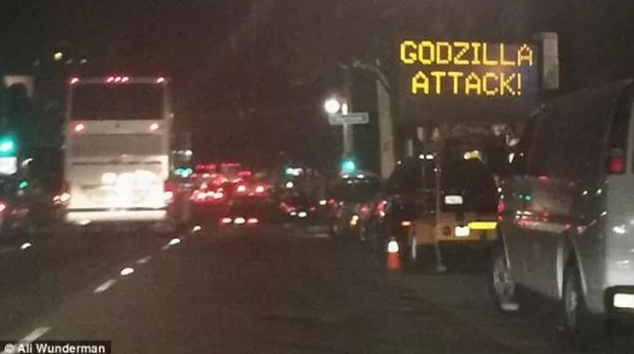 Advierten de un "ataque de Godzilla" en letrero de tránsito de San Francisco Advierten de un "ataque de Godzilla" en letrero de tránsito de San Francisco