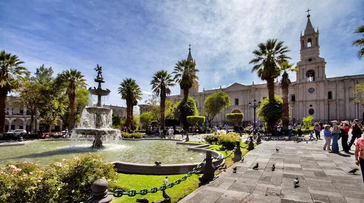 Plaza de Armas de Arequipa. Foto: thousandwonders.net Plaza de Armas de Arequipa. Foto: thousandwonders.net