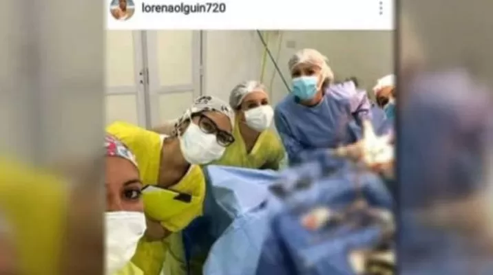 En una de las fotos una de las profesionales se apoya sobre una pierna del paciente para poder salir en el cuadro de la foto. (Foto: Lorena Olguín) En una de las fotos una de las profesionales se apoya sobre una pierna del paciente para poder salir en el cuadro de la foto. (Foto: Lorena Olguín)