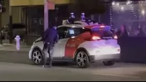 Auto robot hizo pasar incómodo momento a Policías en plena calle / Video: Instagram / b.rad916